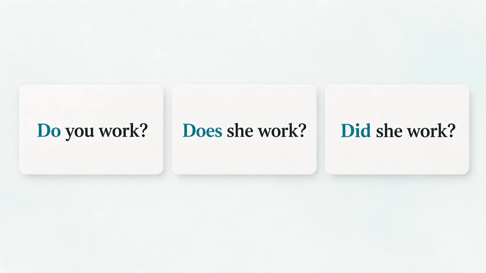 Drei illustrative Lernkarten mit den englischen Fragen „Do you work?“, „Does she work?“ und „Did she work?“ auf hellem Hintergrund.