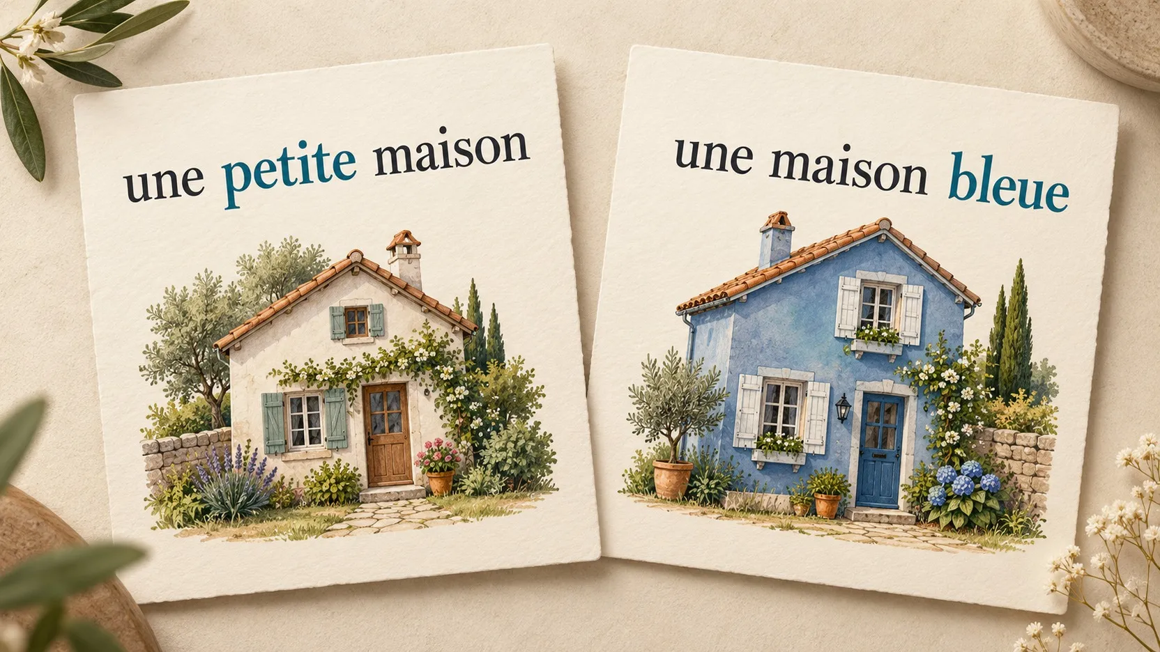 Zwei illustrierte Lernkarten mit „une petite maison“ und „une maison bleue“, darunter ein kleines helles und ein blaues Haus auf cremefarbenem Hintergrund