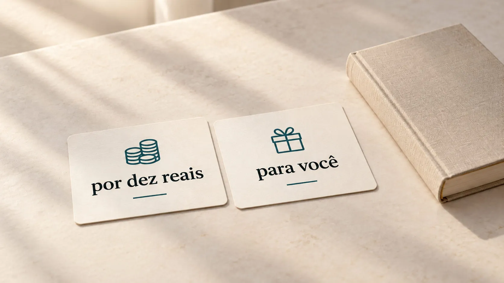 Dos tarjetas de estudio ilustrativas con las expresiones portuguesas «por dez reais» y «para você» junto a un libro cerrado