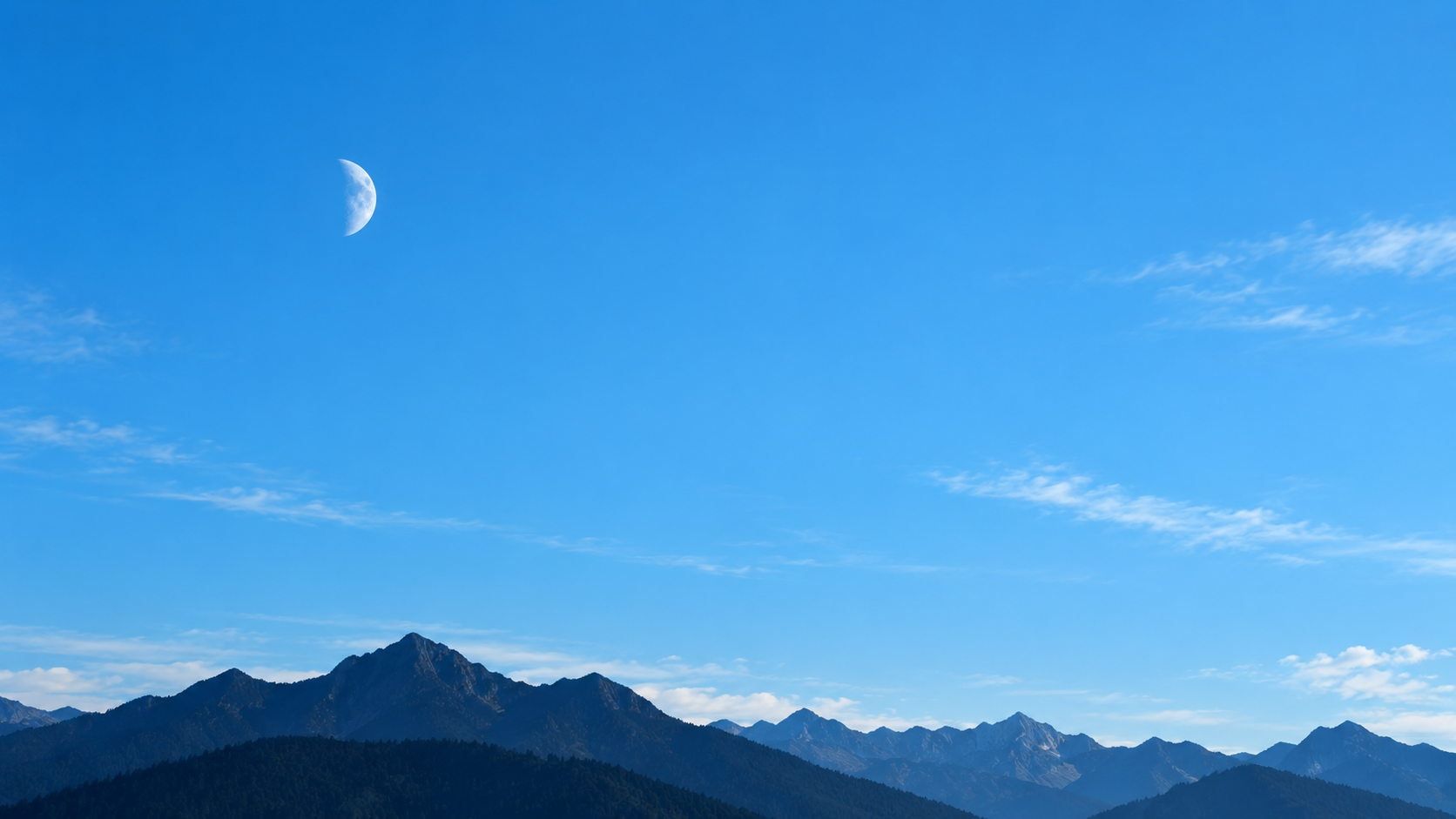 Ilustração de uma meia Lua pálida sobre uma silhueta montanhosa escura, num céu azul diurno
